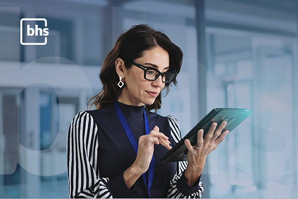 Profissional acessando sistema corporativo pelo smartphone pessoal em ambiente de trabalho híbrido