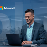 Profissional de TI trabalhando em notebook com as logos da BHS e Microsoft ao fundo, representando a gestão de licenciamento Microsoft 365