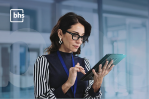 Profissional acessando sistema corporativo pelo smartphone pessoal em ambiente de trabalho híbrido