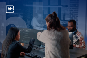 Profissionais de tecnologia em reunião estratégica representando o serviço de outsourcing de TI da BHS.